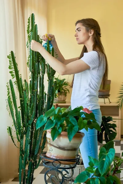 Genç kadın bitki Püskürtme.