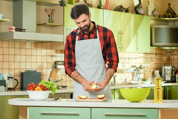 Man cutting apple. — Stock Photo, Image