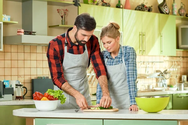 Çift mutfak meşgul.