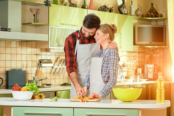 adam ve kadın kesme sebze.