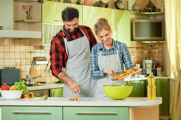 Couple préparant la nourriture . — Photo