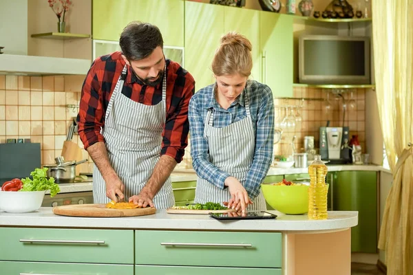 Tablet yemeklerle Çift.