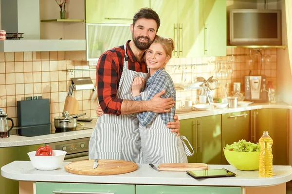 Erkek ve kadın kucaklayan, mutfak. — Stok fotoğraf