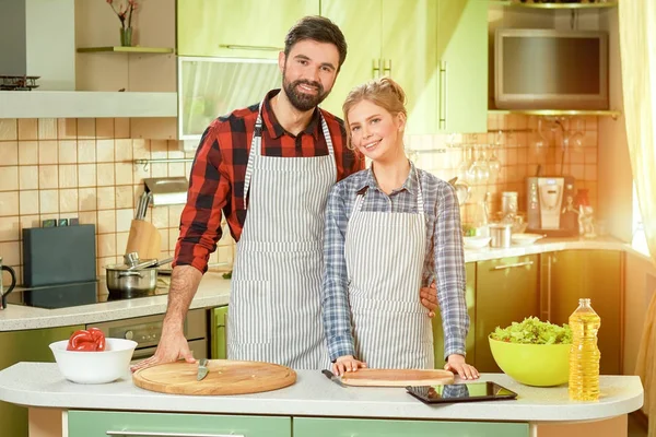 Мужчина и женщина улыбаются, кухня . — стоковое фото