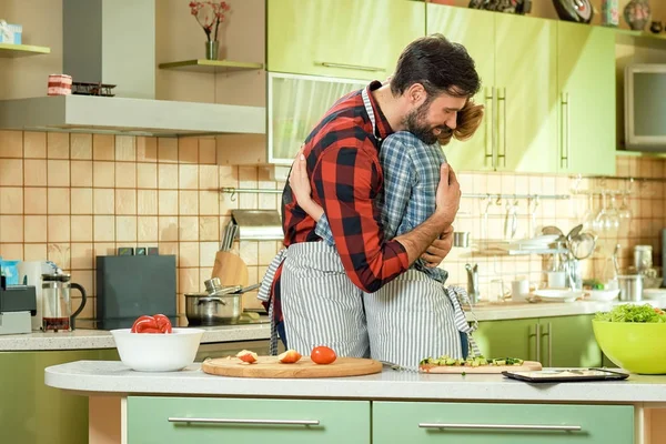 Mutfakta kucaklaşan bir çift..