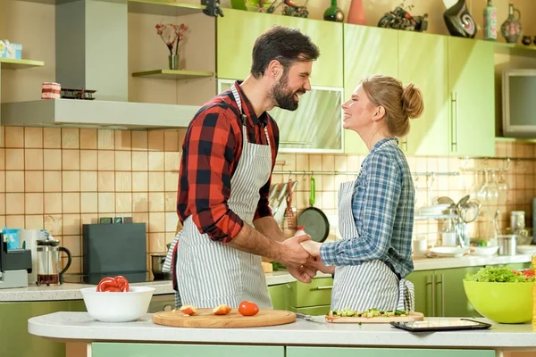 Couple holding hands, kitchen. — Stock Photo, Image