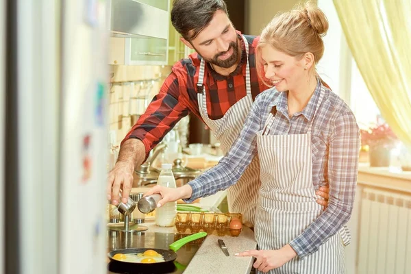 Caucasian man and woman cooking. — Stock Photo, Image