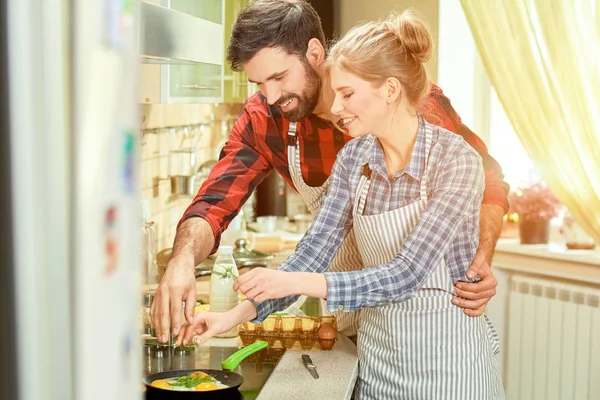 Young woman and man cooking. — Stock Photo, Image