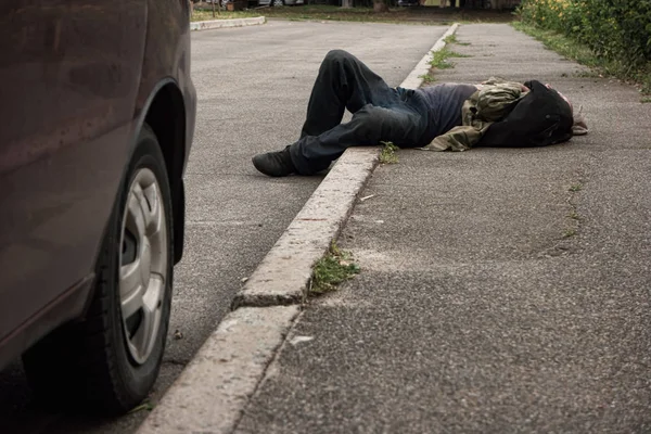 Sarhoş adam açık havada yatan.