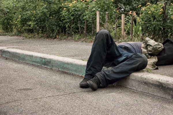 Drunk man lying on pavement. — Stock Photo, Image