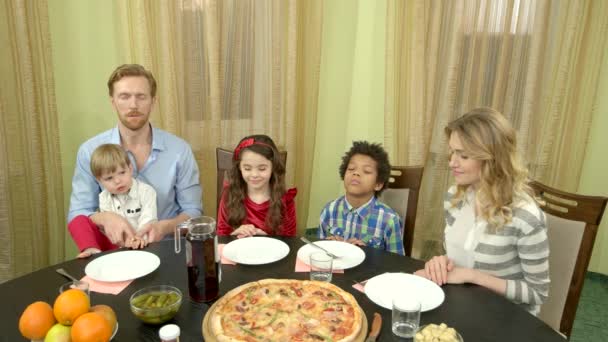 Familia rezando en la mesa . — Vídeos de Stock