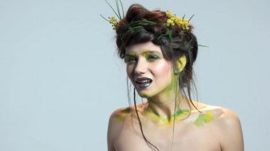 Gülümseyen güzel genç kadın..