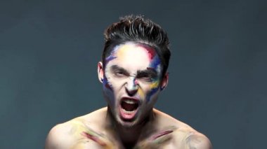 Kızgın genç adam çığlık, uyuşuk.