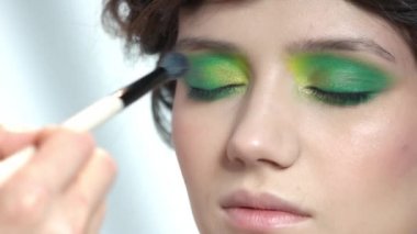El fırçasıyla göz farı uygulamak.