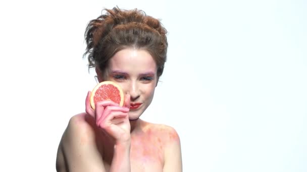 Lachende vrouw met grapefruit segment. — Stockvideo
