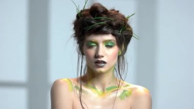 Güzel doğa temalı makyaj.