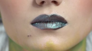 Koyu dudaklar yakın çekim.