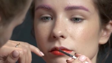 Ruj fırçası kullanarak visagist.