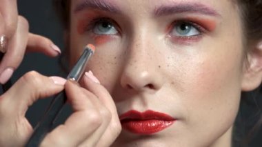 Göz farı fırçası kullanarak ele.