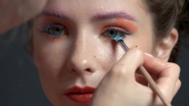 El rimel uygulamak fırça ile.