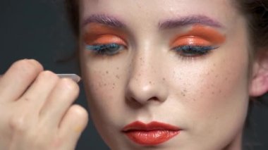 Makyaj, kadın yüzü uygulamak el.