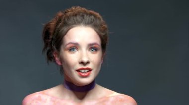 gülümseyen sürpriz genç kadın.