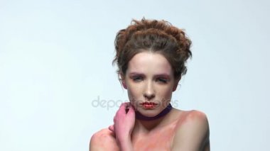 Sanatsal kadın teninin dokunmadan.