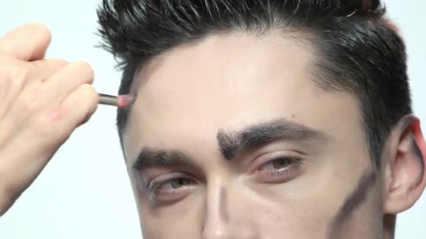 Mano applicare il trucco, viso maschile . — Video Stock