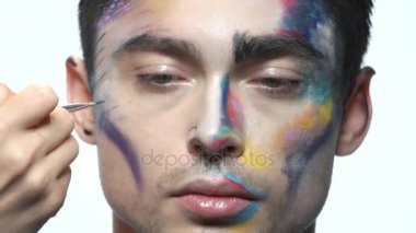 El sanatsal makyaj uygulamak.