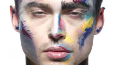 Yüz boyama makyaj, genç adam.