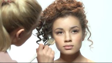 Makyaj uygulamak fırça ile visagist.