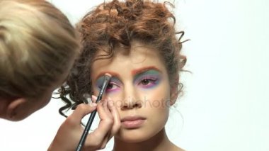 Genç modelinde uygulanan makyaj.