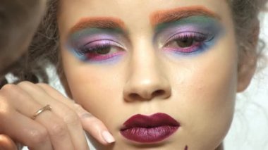 Visagist, ruj fırçası çalışmalarını.