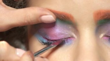 Fırça uygulanan göz kalemi yakın çekim.