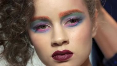 Güzel sanatsal makyaj.