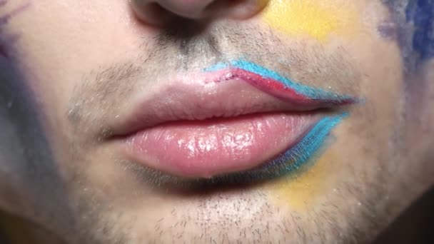 Lábios masculinos macro . — Vídeo de Stock