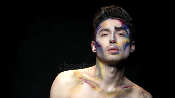 Make-up-Kunst, junger Mann. — Stockvideo