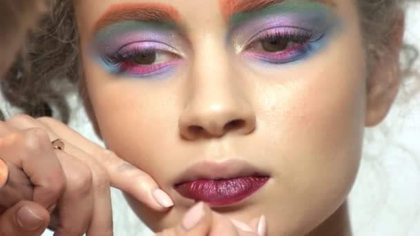 Hand met borstel toepassen van lippenstift. — Stockvideo