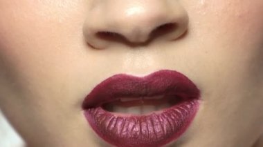 Dolgun kadın dudaklar yakın çekim.