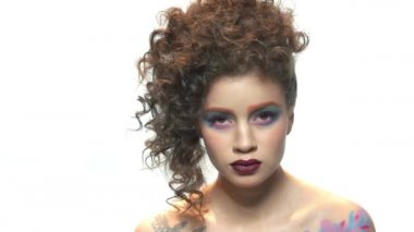 Makyaj model beyaz arka plan üzerinde.