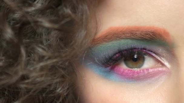 Weibliche Augen und Haare, Make-up. — Stockvideo