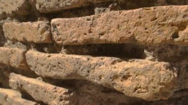 Antik duvar ve güneş ışığı.