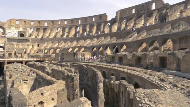 Colosseum Harabeleri ve insanlar. — Stok video