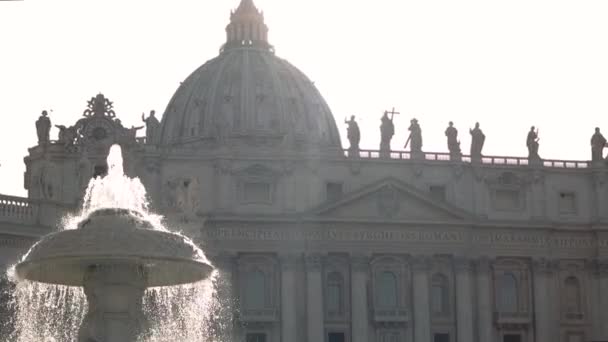 Brunnen in der Nähe der Peterbasilika. — Stockvideo