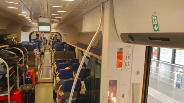 Interno treno passeggeri . — Video Stock