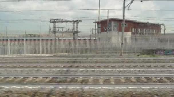 Vista desde un tren en movimiento . — Vídeos de Stock