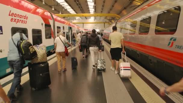 Pessoas na estação ferroviária . — Vídeo de Stock