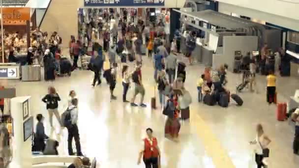 Terminal del aeropuerto, multitud . — Vídeo de stock
