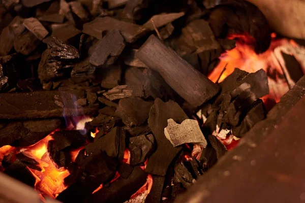 काले गर्म लकड़ी का कोयला में बीबीसी स्टोव . — स्टॉक फ़ोटो, इमेज