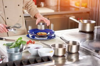 Yemeğin restoranda Şef tarafından şekillendirme.